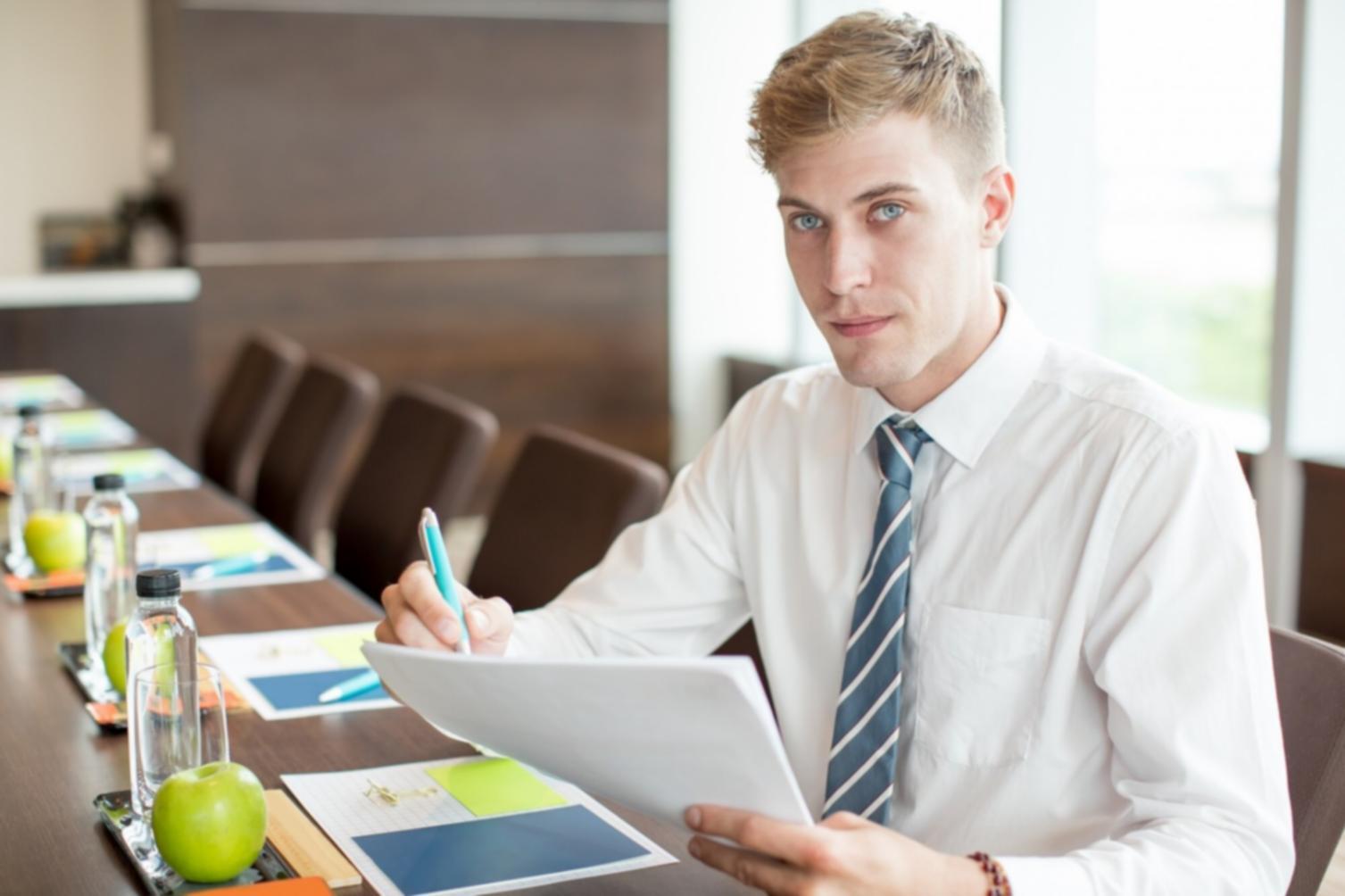 Finanzanalyse Arbeitsplatz mit Dokumenten und Grafiken